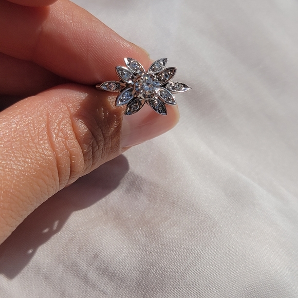 Vintage White Gold Flower Diamond Ring - Picture 5 of 9